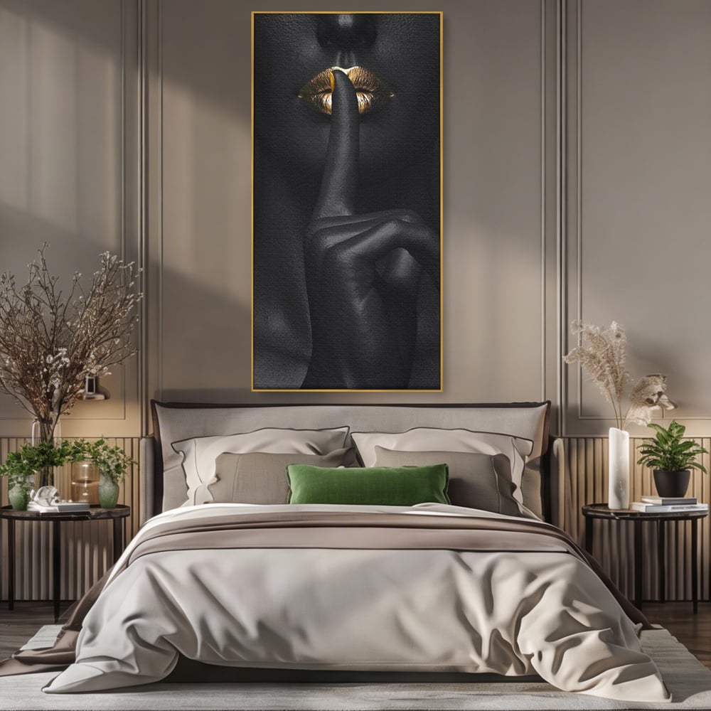 Tablou canvas cu tablou canvas cu buze si deget, in rama de aluminiu auriu, pe perete intr-un dormitor